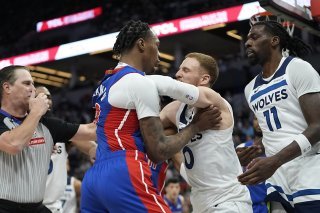 La rencontre entre Minnesota et Detroit a tourné au pugilat. KEYSTONE/AP/Abbie Parr